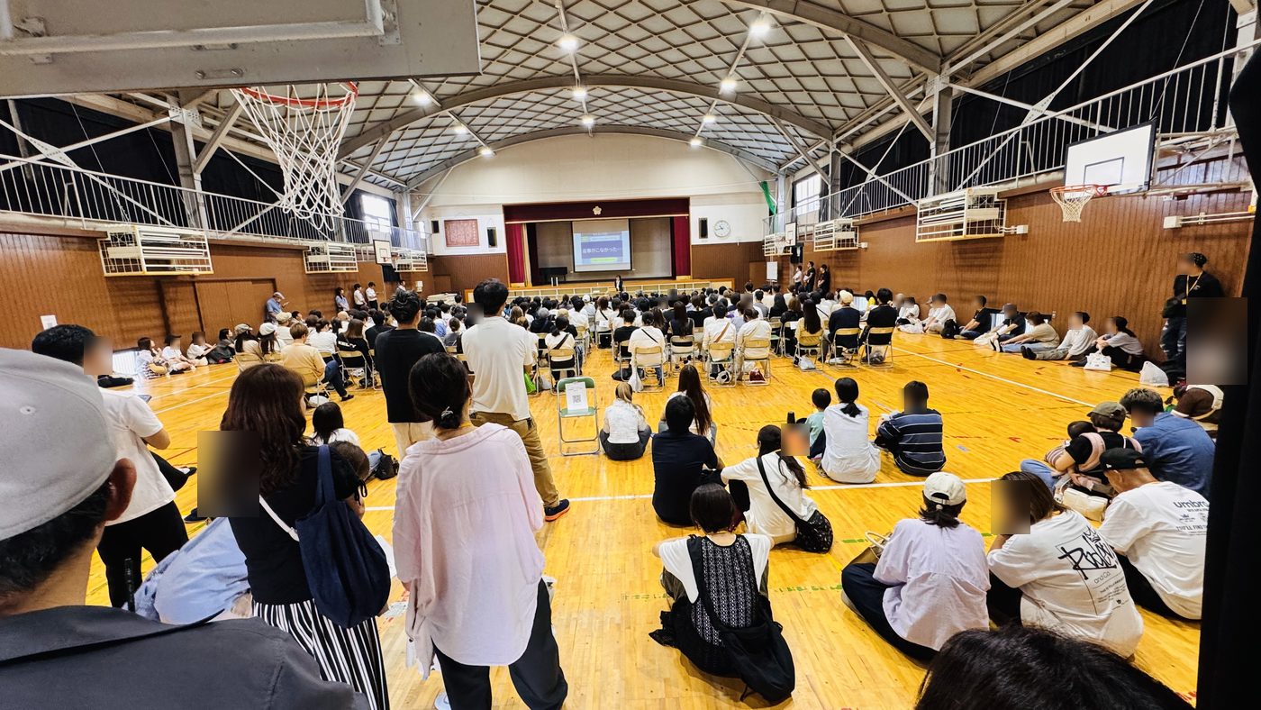 会場のうしろで参観する保護者・地域のみなさん