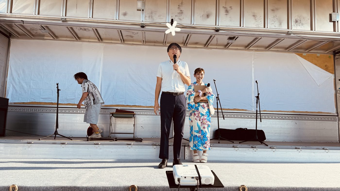 トラックステージであいさつをする福岡市長