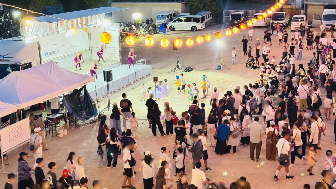 提灯の灯りの下でにぎわう夜の会場