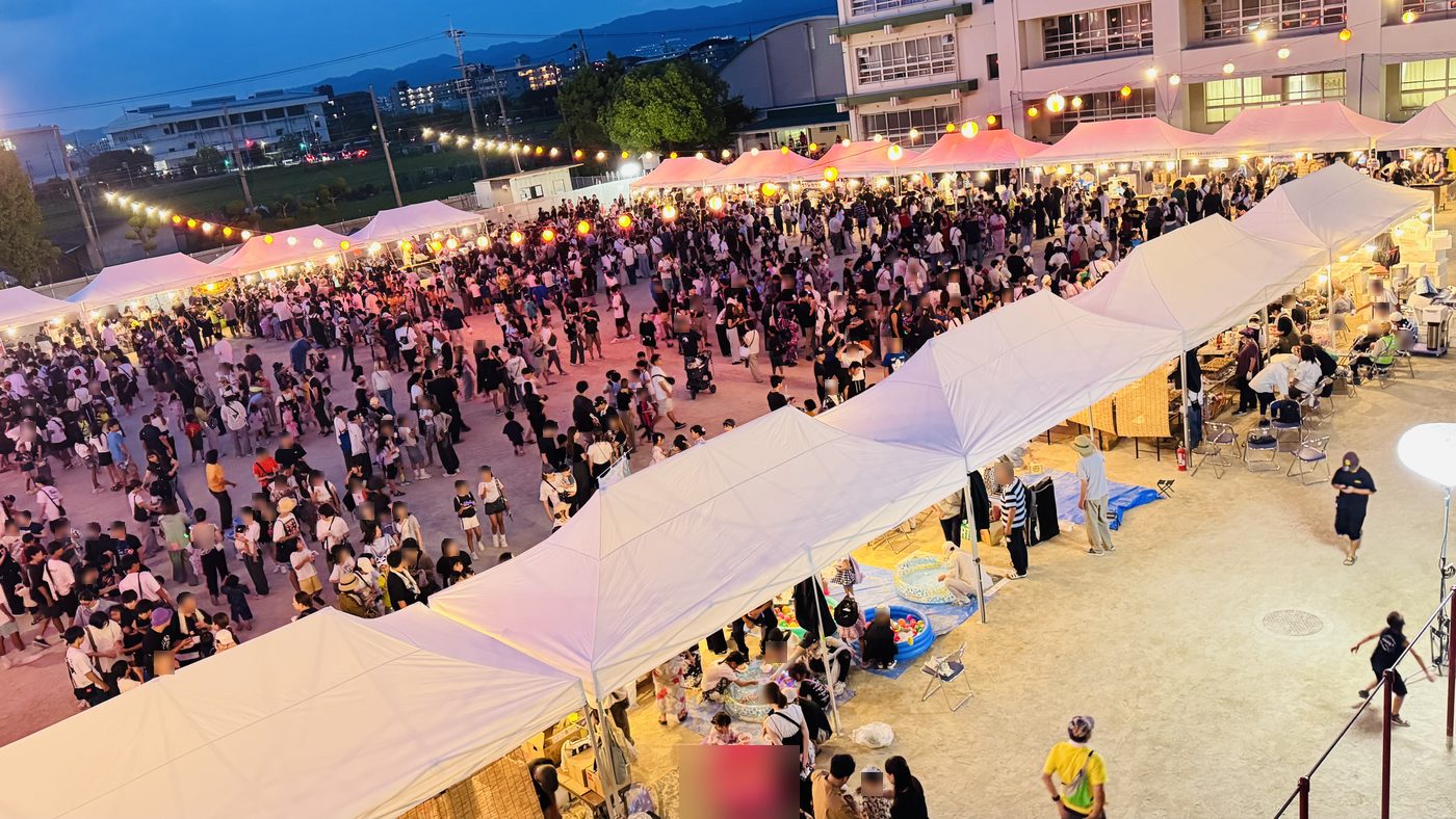 夜のお店のテントに並ぶ人たち