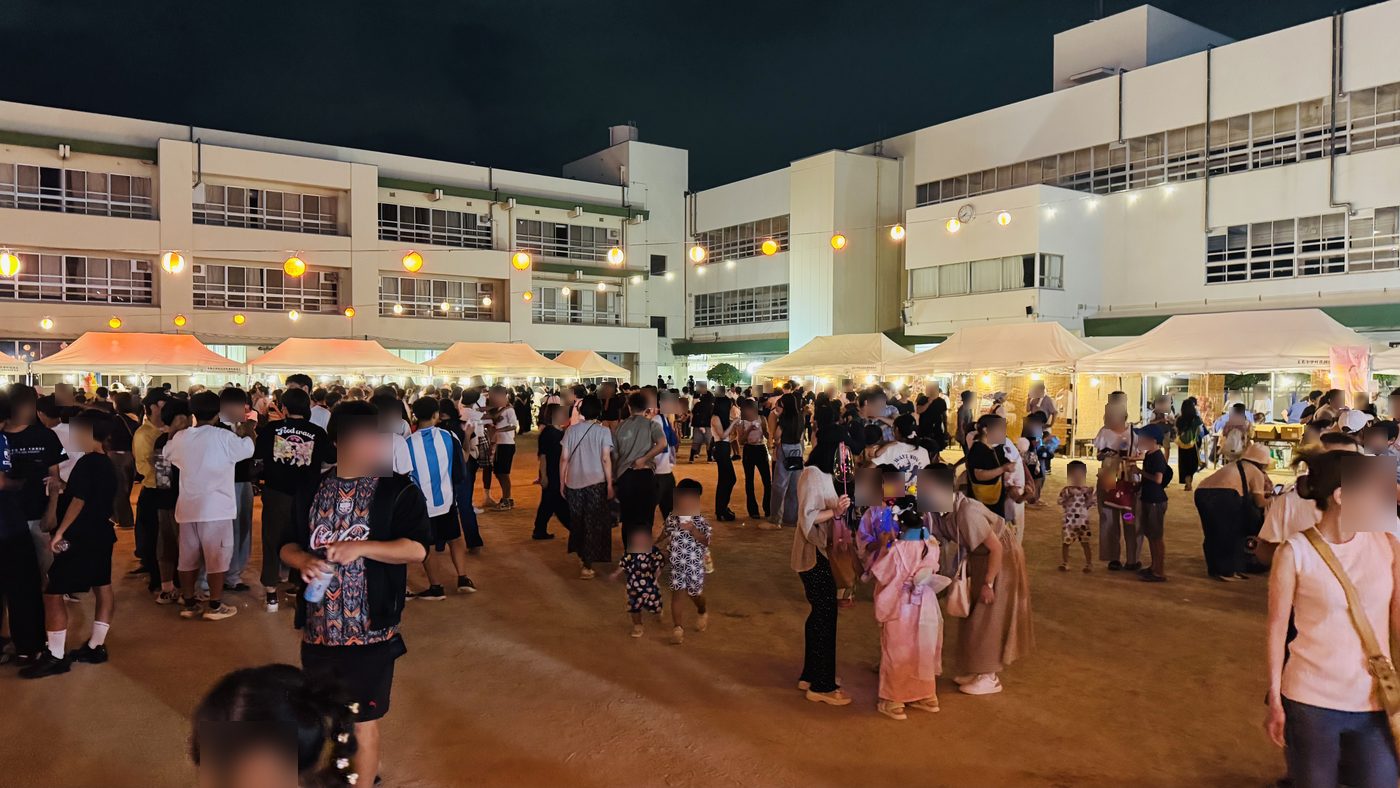 ゆかた姿の参加者もいる夜の会場