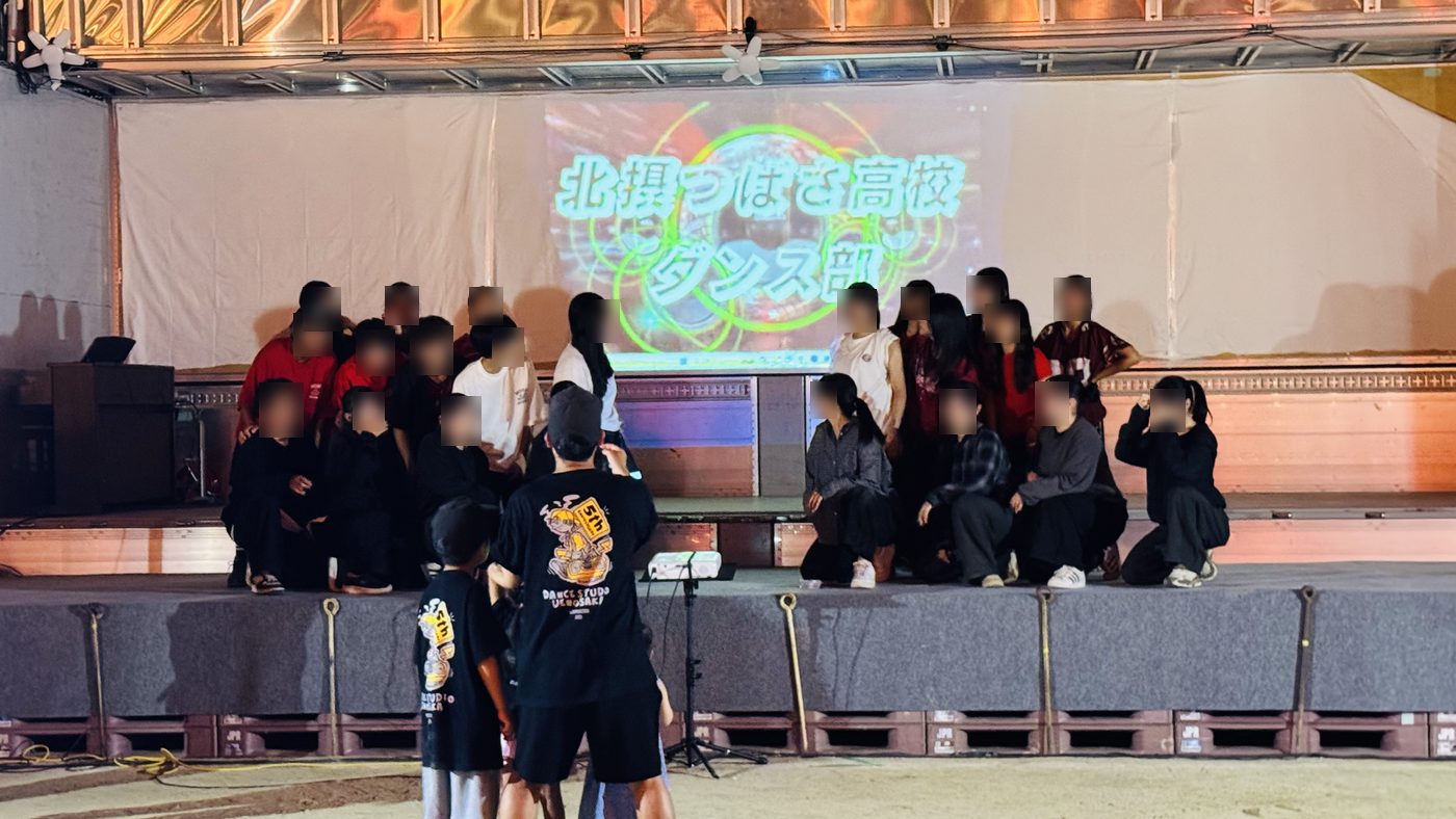 スクリーンの前に並ぶ北摂つばさ高校ダンス部